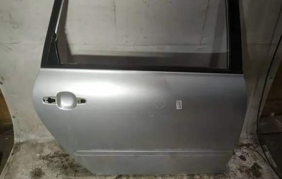 Toyota Avensis Verso Rear door pilkos