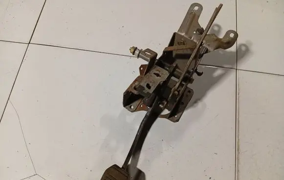 Ford Mondeo Mk III Clutch pedal 