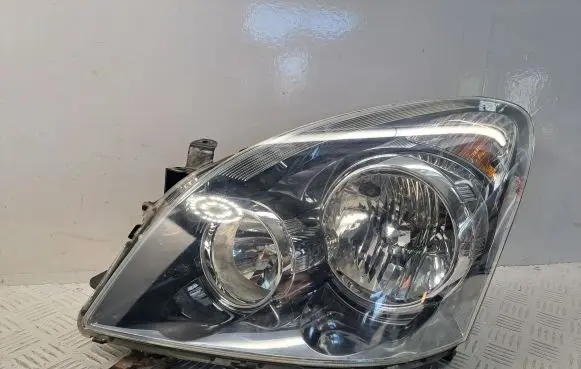 Toyota Corolla Verso AR10 Headlight/headlamp 811700F080