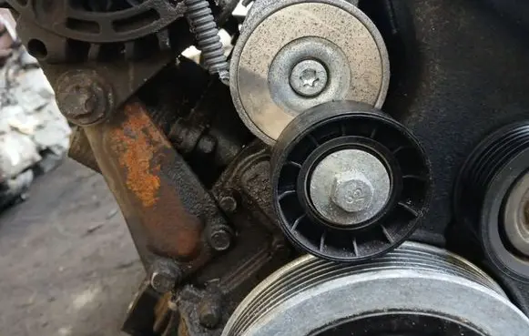 Opel Zafira B Generator/alternator belt tensioner