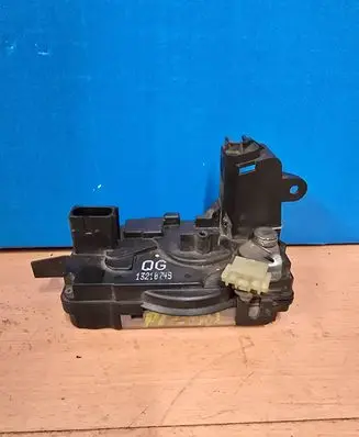 Opel Astra H Front door lock 13210749