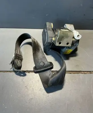 Volkswagen PASSAT B5.5 Front seatbelt 00064684