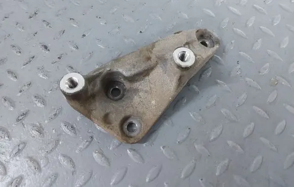 BMW 1 F40 Engine mounting bracket 8513419