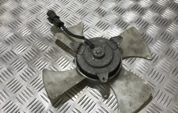 Nissan Sunny Radiator cooling fan shroud