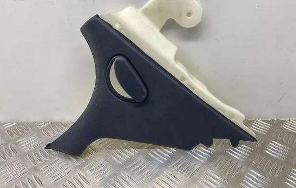 (D)pillar trim (top)
