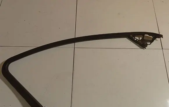 Opel Insignia A Front door glass trim molding 360583280