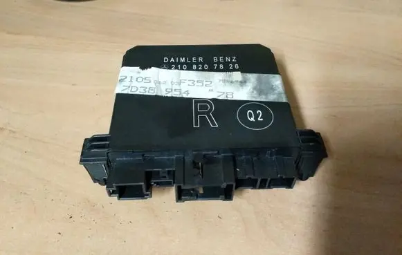 Mercedes-Benz E W210 Door control unit/module 2108207826