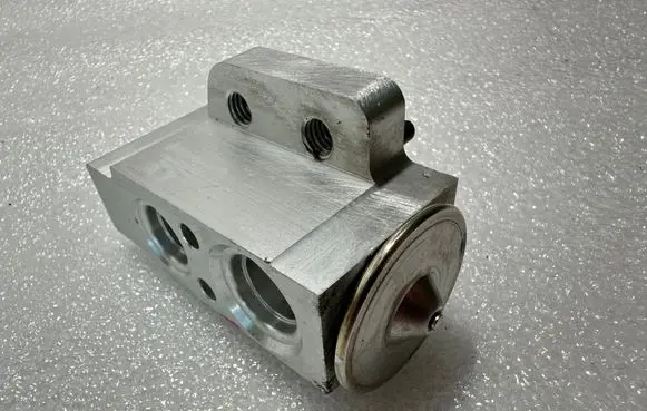 Volkswagen PASSAT B7 Air conditioning (A/C) expansion valve 1K0820679 CZ447002251