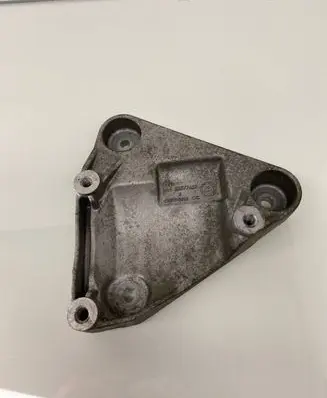 Opel Mokka X A/C compressor mount bracket 55577637 428702815