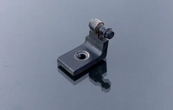 BMW 5 E60 E61 Front door upper hinge 7068078 VUR