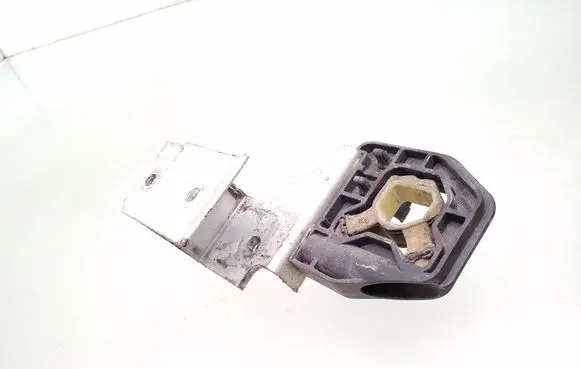 Radiator mount bracket