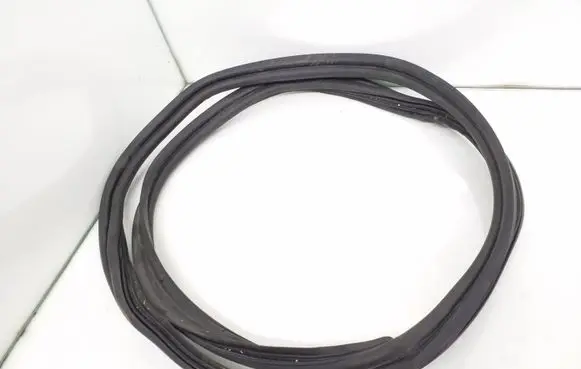 Mercedes-Benz E A207 Seal rubber (tailgate) A2077570078