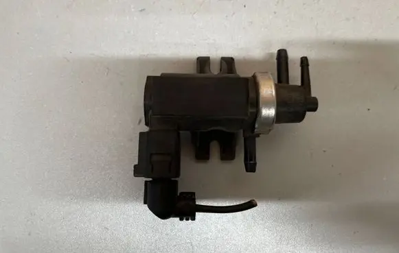 Volkswagen PASSAT B7 Vacuum valve 1J0906627