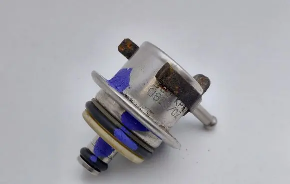 Renault Clio II Fuel pressure regulator