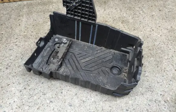 Opel Mokka B Battery box tray 9823533180