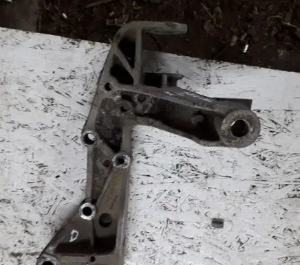 Volkswagen Jetta V Engine mounting bracket 30199296