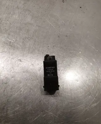 Peugeot 5008 Glow plug pre-heat relay 9640469680