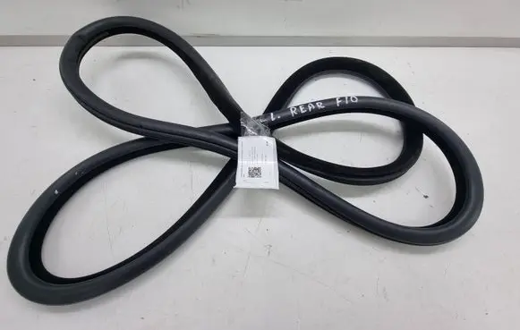 BMW 5 F10 F11 Rear door rubber seal (on body) 7182288