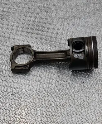 Nissan Qashqai Piston with connecting rod