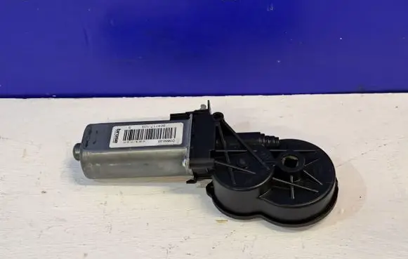 Jaguar XE Seat adjustment motor 924117103
