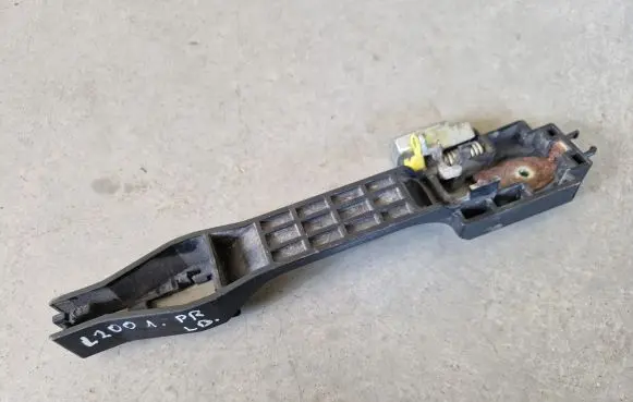 Mitsubishi L200 Front door exterior handle/bracket 