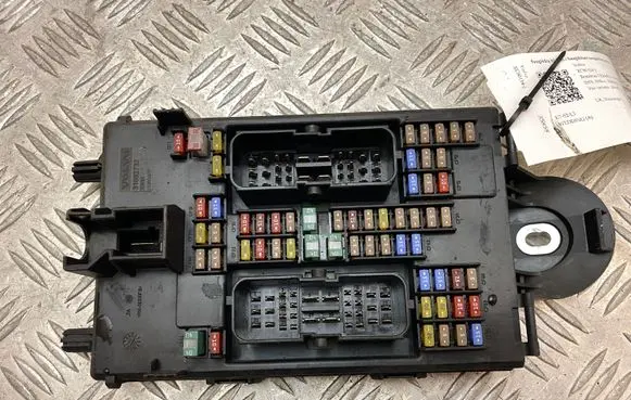 Volvo XC90 Fuse module 32142591