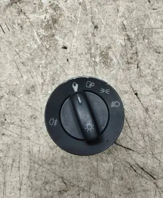 Volkswagen Golf V Light switch 748500250001
