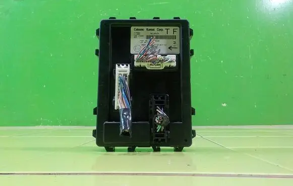 Nissan Juke I F15 Central body control module 284B11KA0A