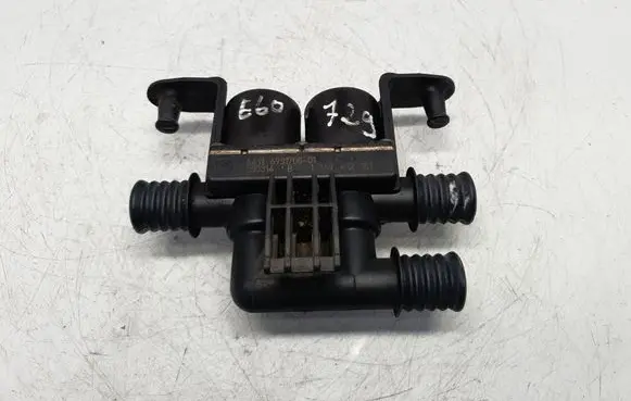 BMW 5 E60 E61 Coolant heater control valve 6931708 64116931708 6906652
