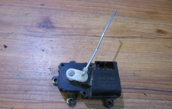 SsangYong Rexton Air flap motor/actuator 819500 y-200lhd7j15