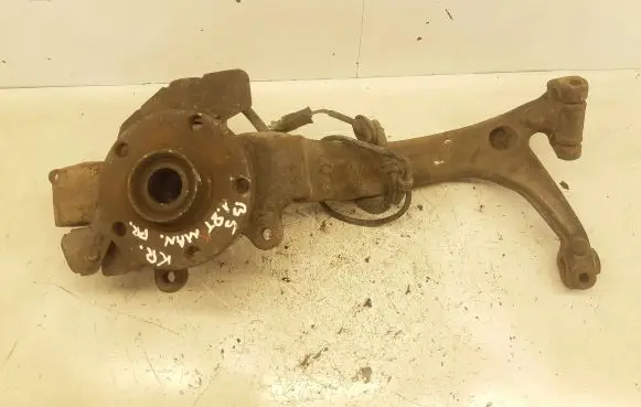 Volkswagen PASSAT B5 Front wheel hub spindle knuckle 8D0407257