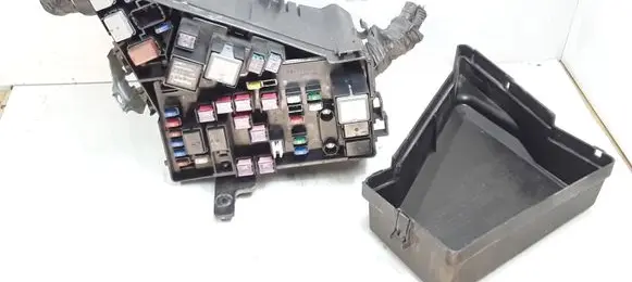 Subaru Impreza III Fuse box set MB100200B MB502000B 25232AA090