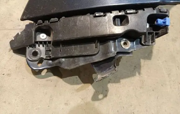Front bumper mounting bracket