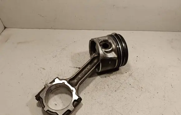 Nissan Navara D40 Piston with connecting rod