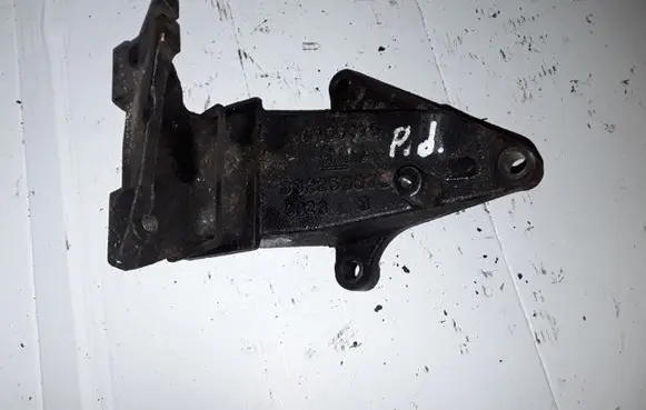 Opel Zafira B Engine mounting bracket 332253673