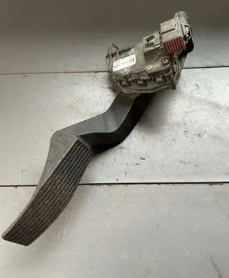 Accelerator throttle pedal