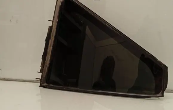 Toyota Avensis T270 Rear vent window glass 6818805070 43R00048