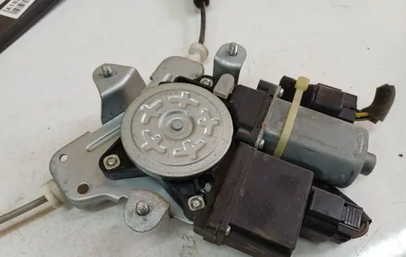 Opel Antara Front door window regulator motor 20872599