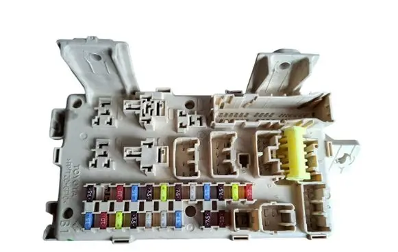 Toyota Avensis T250 Fuse module 82641CA030F