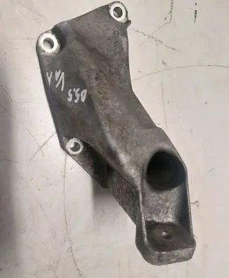 Volkswagen PASSAT B5.5 Engine mounting bracket 8D0199307P