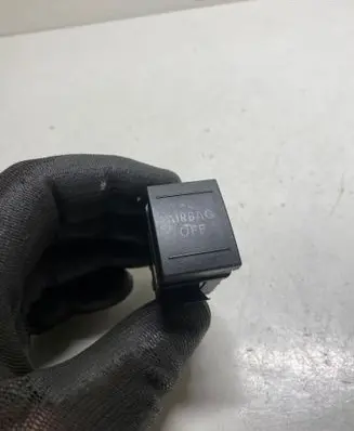 Passenger airbag on/off switch
