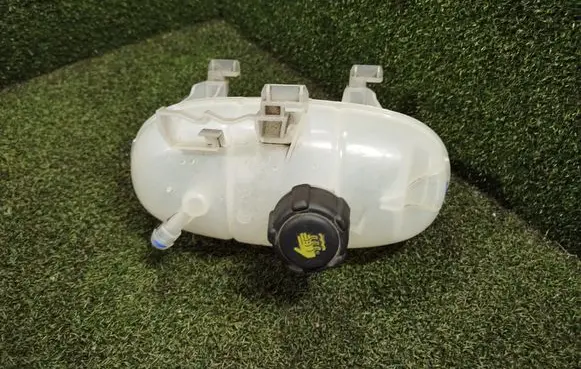 Coolant expansion tank/reservoir