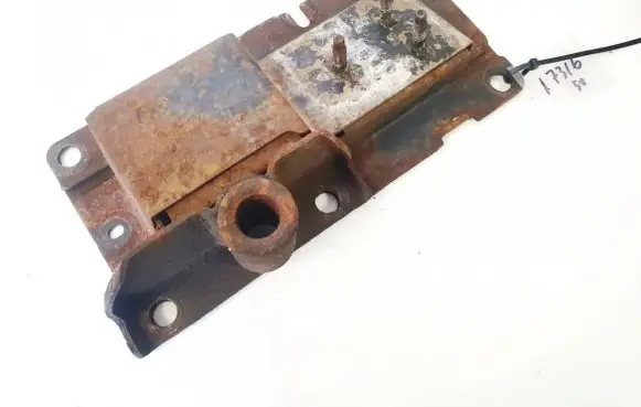 Nissan Murano Z50 Engine mounting bracket