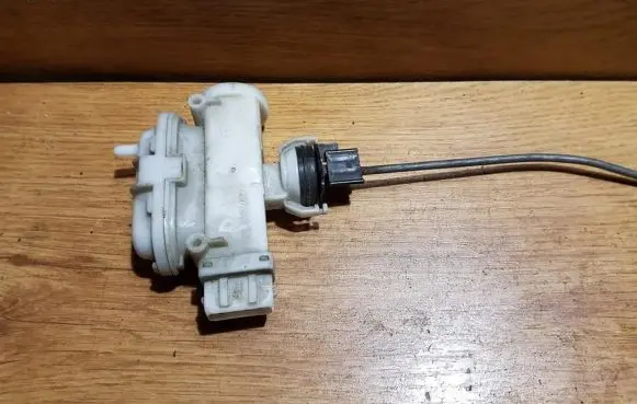 Volkswagen PASSAT B4 Central locking vacuum pump 357862153