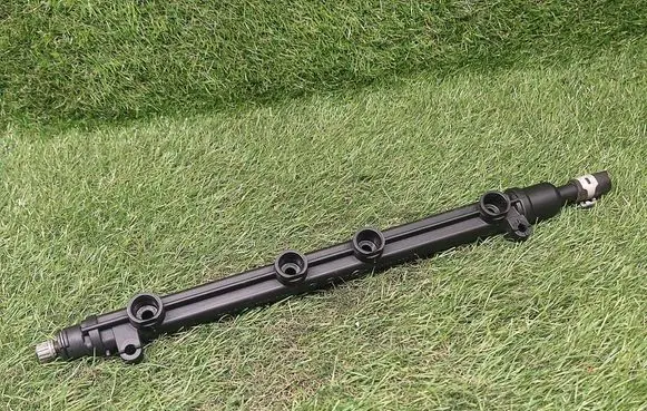 Volkswagen Jetta VI Fuel injector supply line/pipe 06G133317B