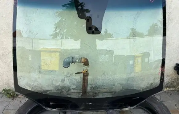 KIA Carens III Front windscreen/windshield window 