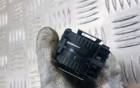 Volkswagen PASSAT B6 Headlight level height control switch 8L0971883