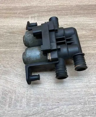 BMW 5 E39 Coolant heater control valve 8374995 1147412137