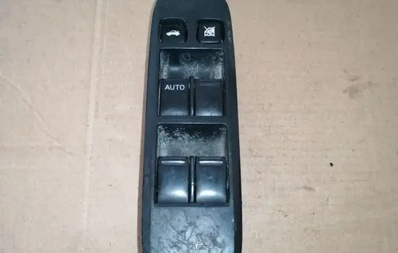 Nissan Primera Electric window control switch 25401AV640