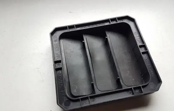 Quarter panel pressure vent